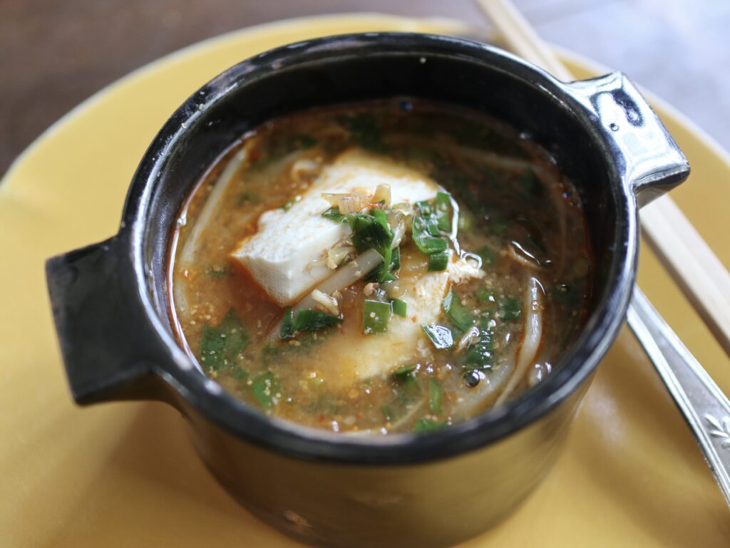 ニラと豆腐の 坦々風味噌スープ